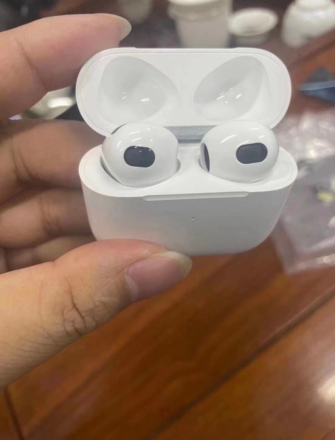 疑似AirPods3真机曝光，外形变化大，颜值贼高