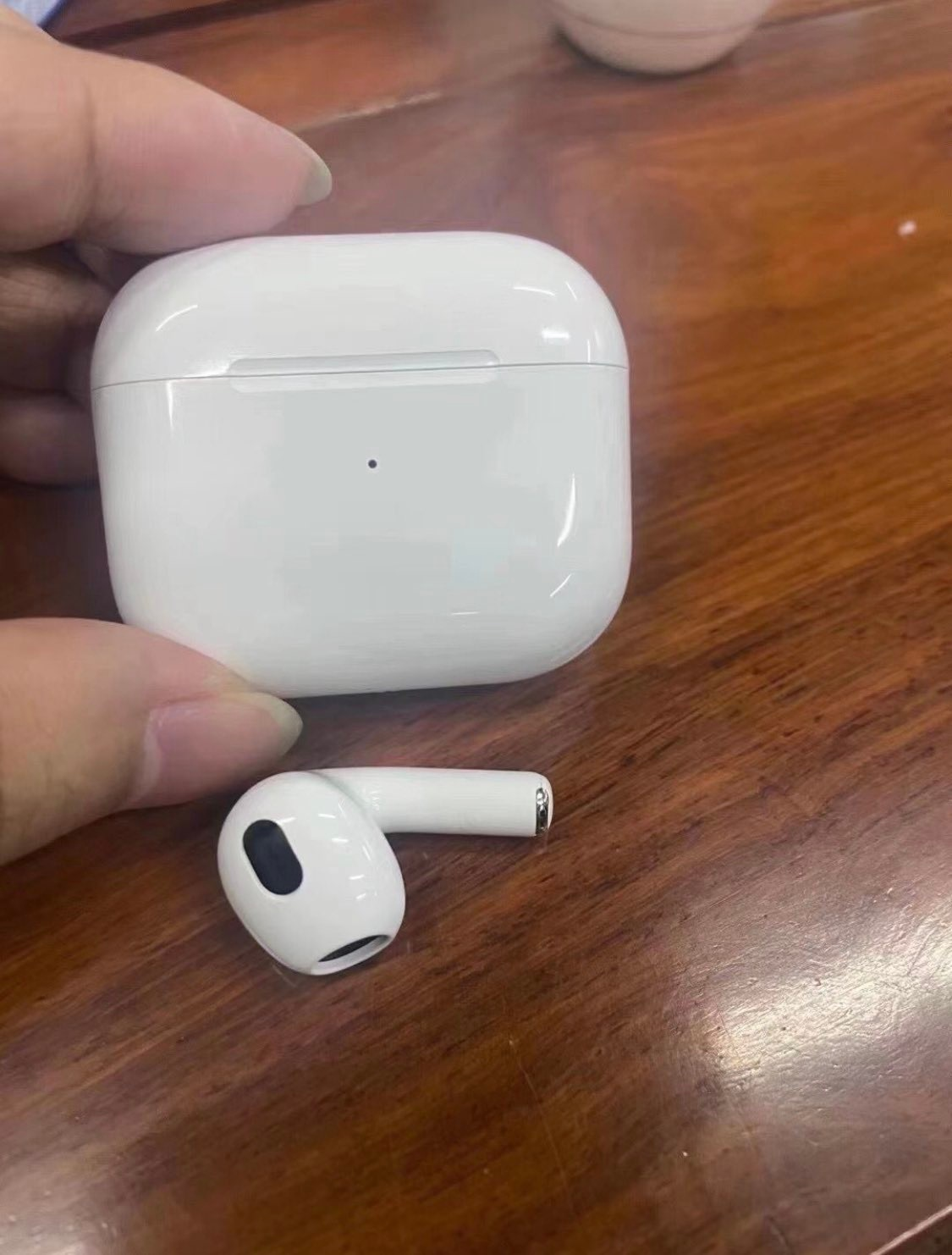 疑似AirPods3真机曝光，外形变化大，颜值贼高