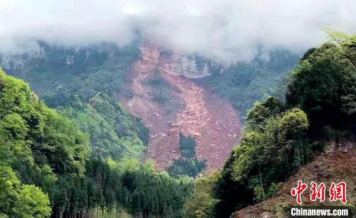 洪雅县赵河村“高位远程崩滑灾害”现场。　刘忠俊 摄